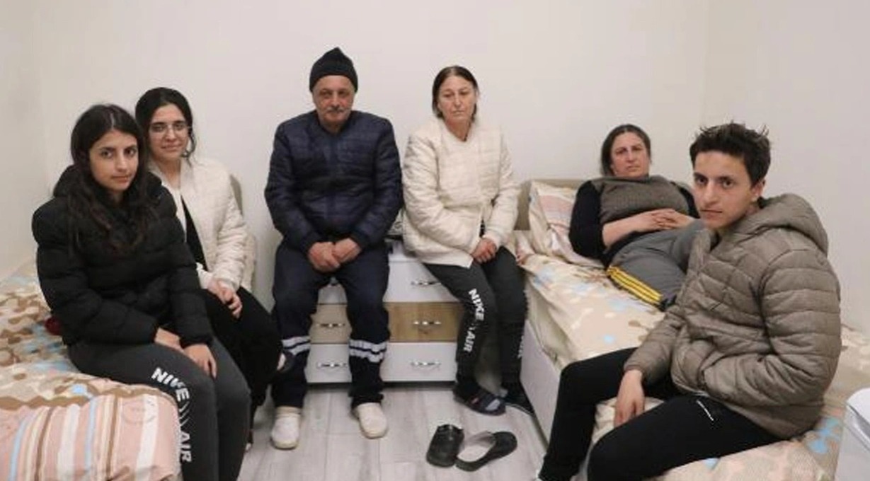 Zəlzələdən sağ çıxan ailə danışdı: "Betonları dırnaqlarımızla..."