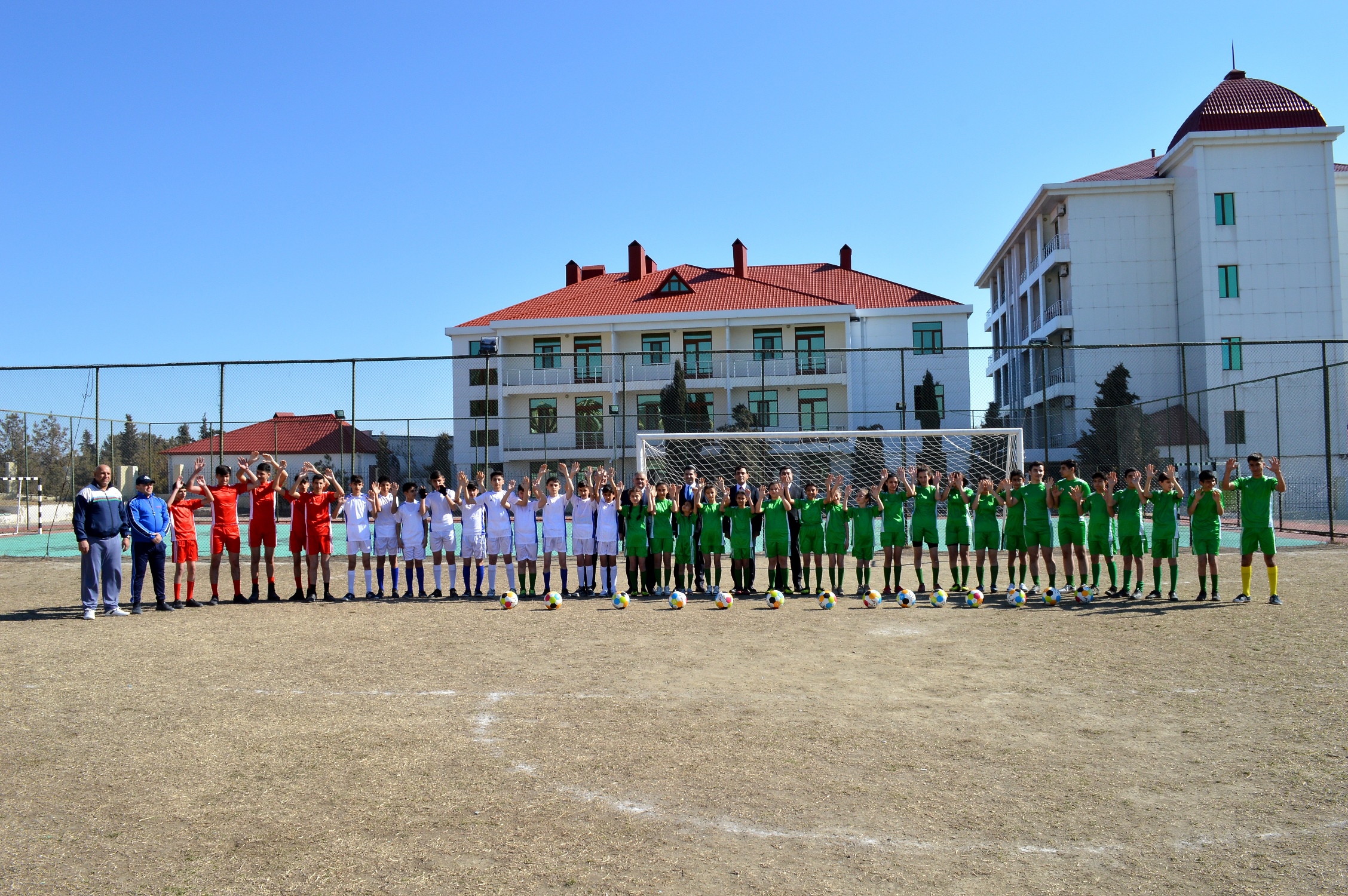 Naftalanda gənc idmançılara idman geyimləri, toplar hədiyyə edildi - FOTOLAR
