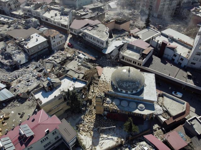 Türkiyədəki zəlzələ 500 illik tarixi abidəni də dağıdıb: Son halını görənlər təəccübləndi - FOTOLAR