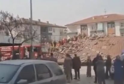 Əşyalarını götürmək istəyən ata və qız dağıntılar altında qalıb - VİDEO