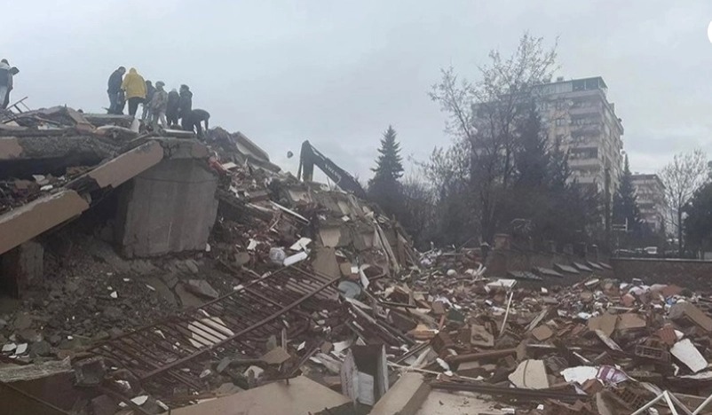 Zəlzələdə zərər görən fabrik çökdü, 1 nəfər öldü, yaralananlar var