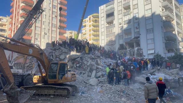 Zəlzələdə 70 nəfərin öldüyü binanın podratçısından şok etiraf: “Binanı tikdiyim yer…”