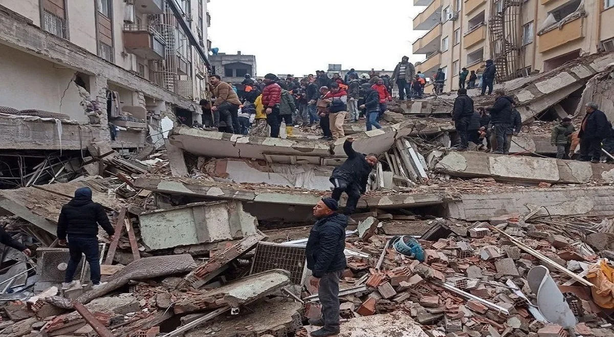 Türkiyədə zəlzələdə uçan binalarla bağlı həbs olunanların sayı artdı