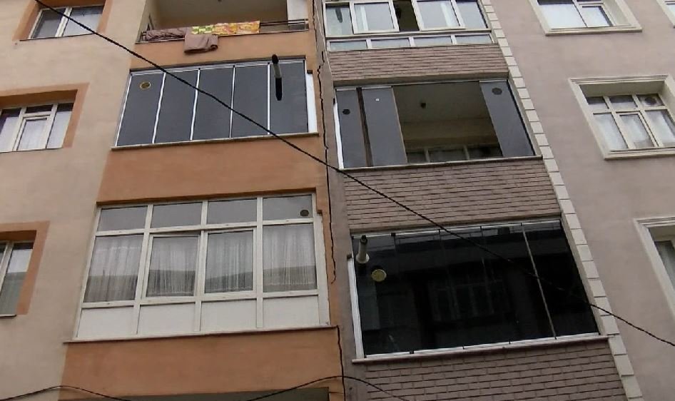 İstanbulda binada çatlar yarandı – FOTO
