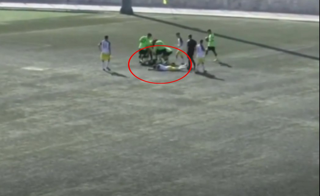 Gənc futbolçu topa zərbə vurarkən huşunu itirərək ölüb