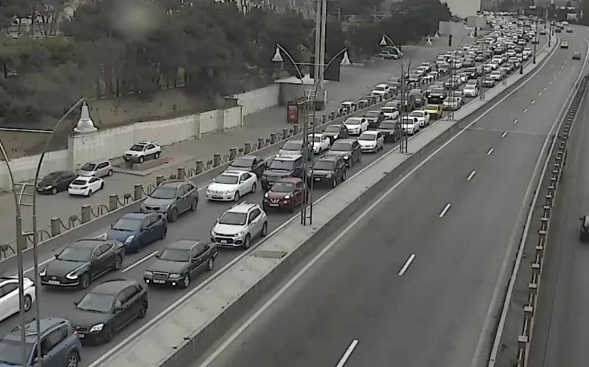 Bakının əksər küçə və prospektlərində sıxlıq yaranıb - SİYAHI