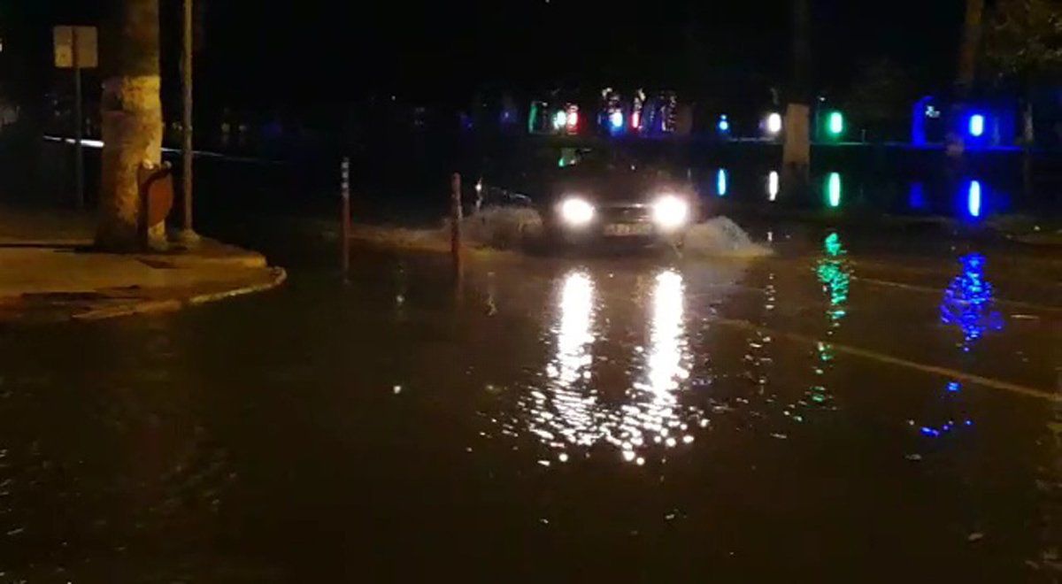 İskəndərunda dəniz yüksəldi, sahil yolu sular altında qaldı 