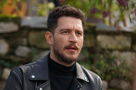 Məşhur aktyordan gözlənilməz addım: 400 nəfəri...
