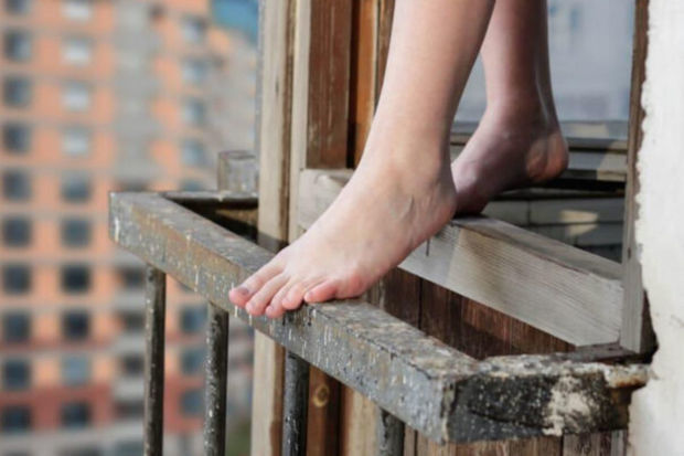 Bakıda DƏHŞƏTLİ OLAY: Qadın özünü eyvandan atdı