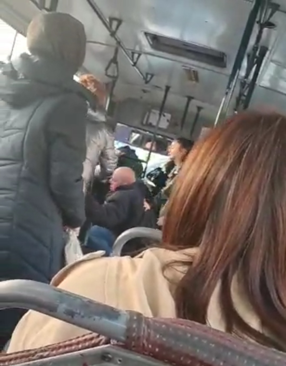 Bakıda avtobusda əlbəyaxa dava - VİDEO