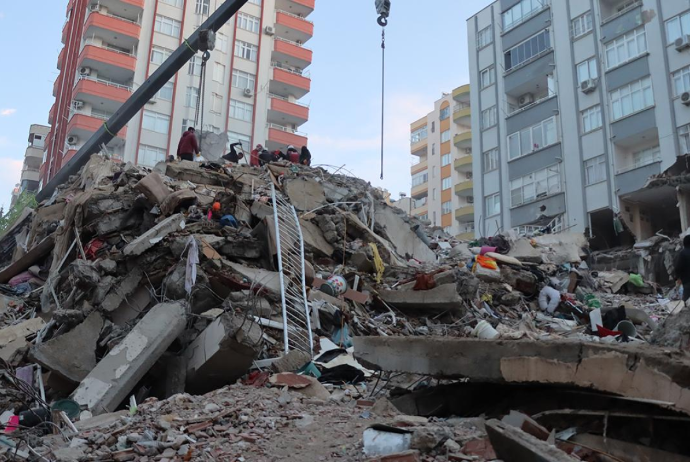 Azərbaycan Türkiyəyə zəlzələdə dağılan ərazilərin bir qismini yenidən inşasını təklif edib