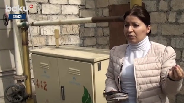 Evi qaz boruları ilə çevrələnən sakindən etiraz - VİDEO