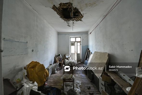 Bakının mərkəzində qəzalı vəziyyətdə bina: Hər an uça bilər - FOTO