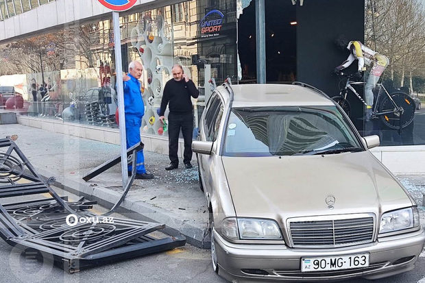 Bakıda qəzaya düşən “Mercedes-Benz” ticarət mərkəzinə girdi - FOTO