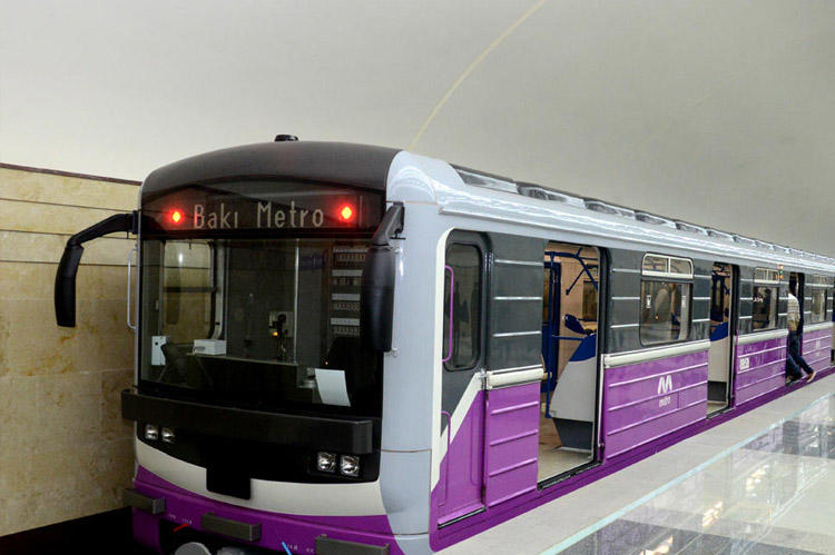 Metroda sərnişin relslərin üzərinə düşüb