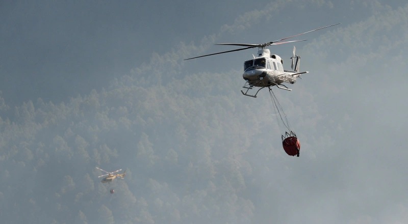Havada dəhşətli anlar: Helikopter yerə çırpıldı – VİDEO