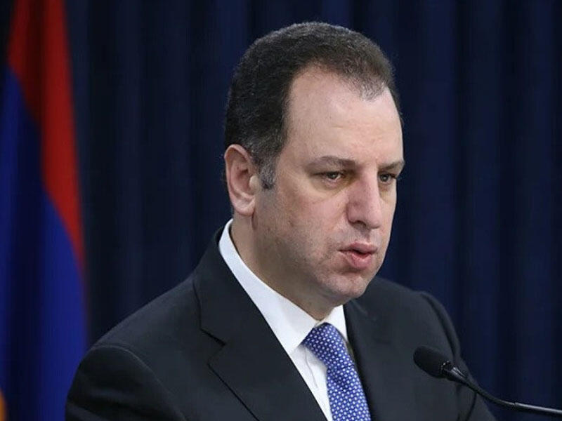 Məhkəmə Ermənistanın sabiq müdafiə nazirini həbsdə saxladı