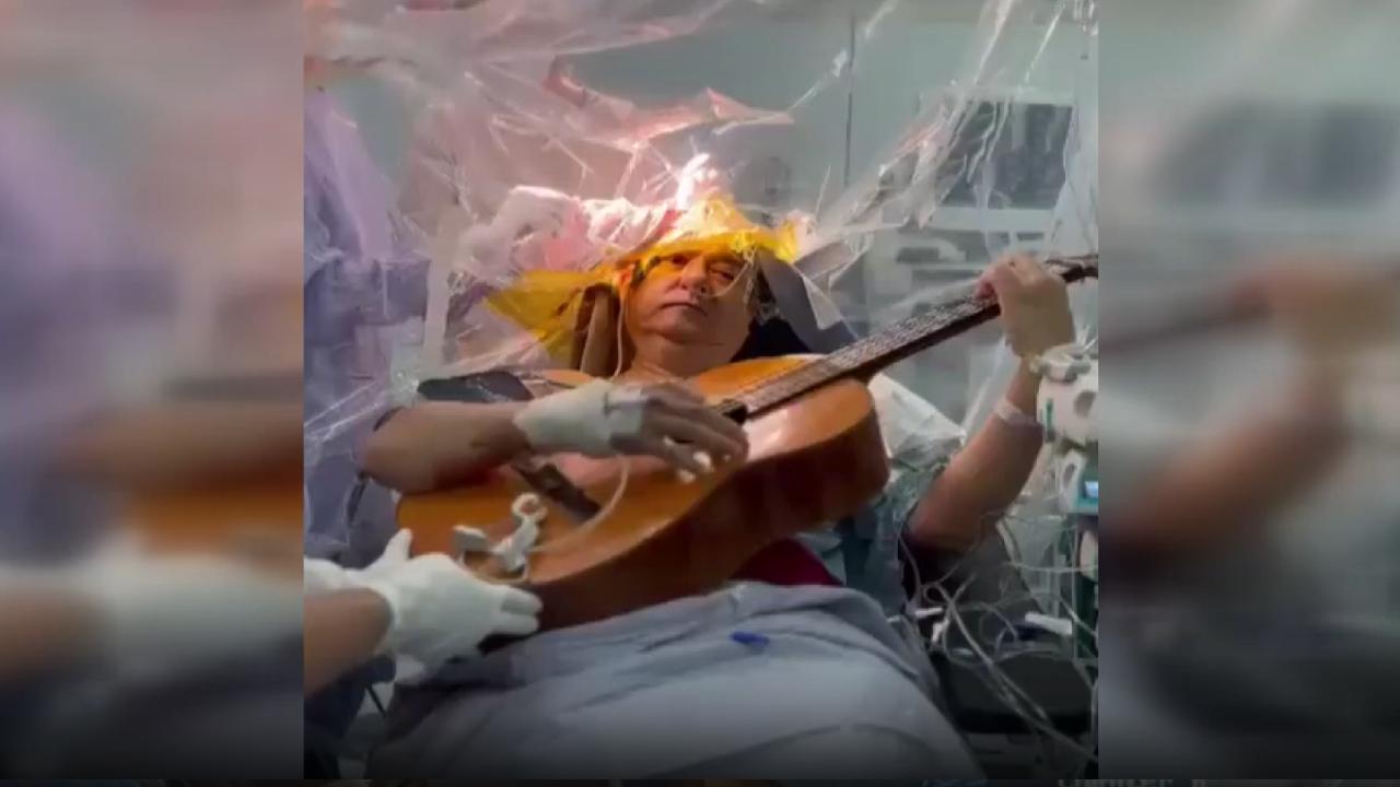 Xəstəxanada maraqlı olay: Beyin əməliyyatı olarkən gitara çaldı - VİDEO