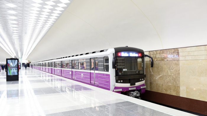 Bakı metrosunda qadınlar arasında əlbəyaxa dava - VİDEO