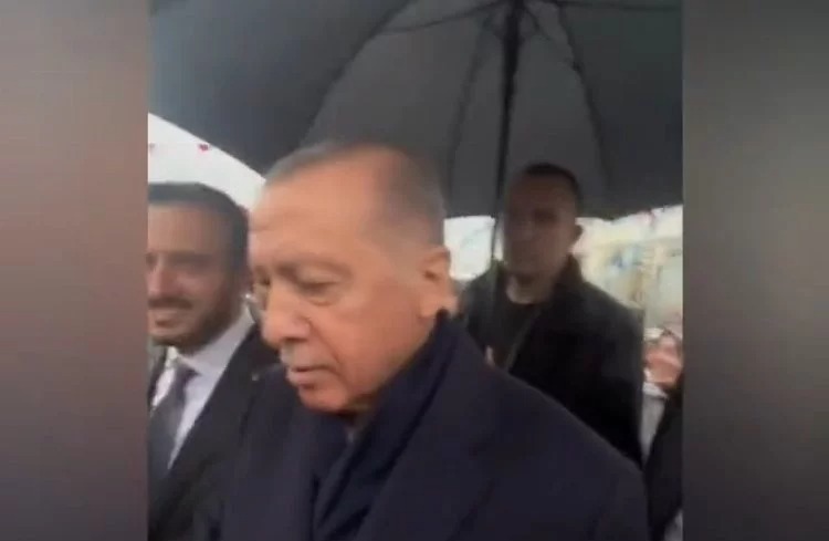 Ərdoğan uşaqlara cib pulu paylayanda əsəbiləşdi – VİDEO