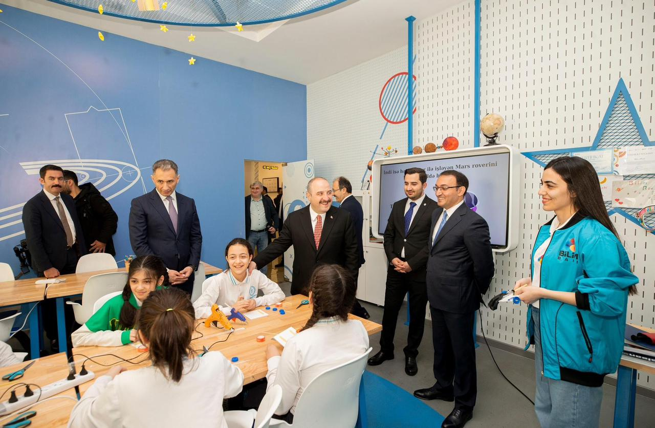 Türkiyənin sənaye və texnologiya naziri “ASAN xidmət”də - FOTO