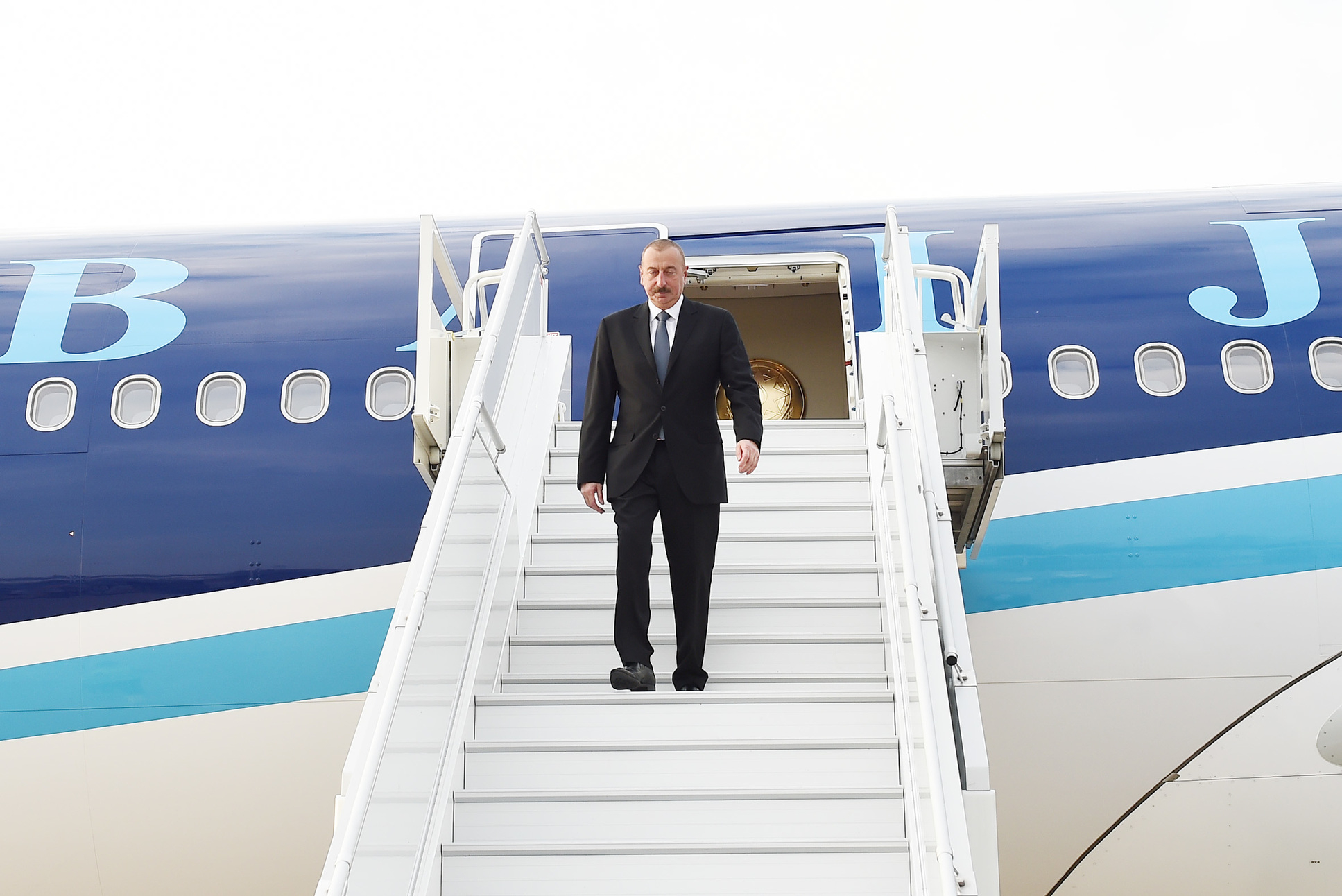 İlham Əliyev Tacikistana dövlət səfərinə getdi