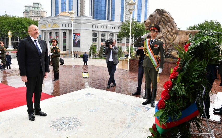 Prezident İlham Əliyev Düşənbədə İsmoili Somoni abidəsini ziyarət etdi