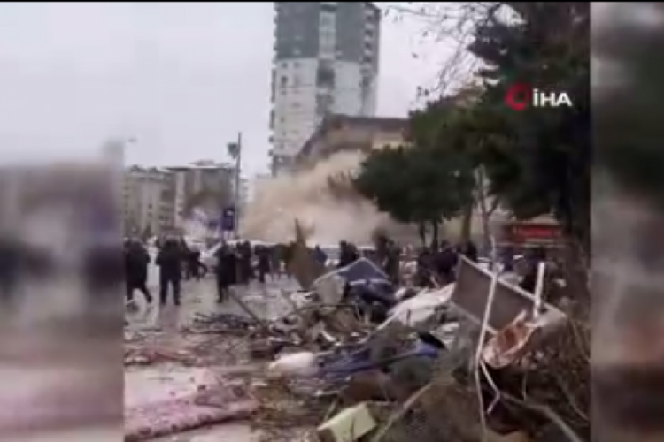 Şiddətli yağış binanın uçmasına səbəb oldu