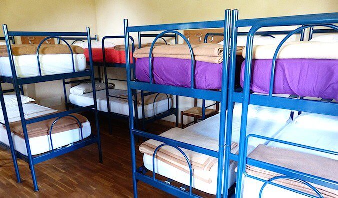 On doqquzmərtəbəli binanın iyirminci mərtəbəsi: damda hostel tikilir? - VİDEO