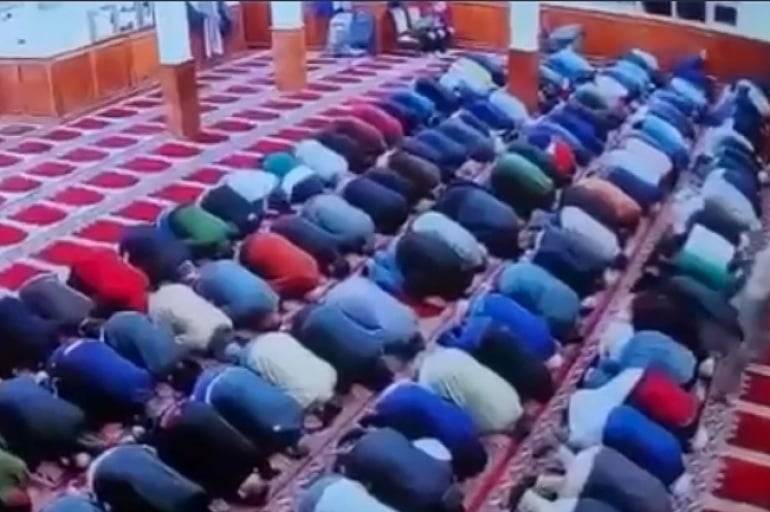 İmamı namaz qılarkən bıçaqladılar - FOTO