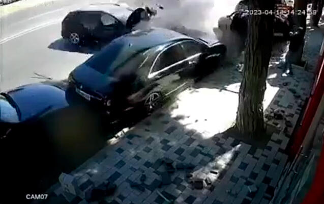 Bakıda dəhşətli qəza: Zərbənin təzyiqi kişini maşının üstünə atdı - VİDEO