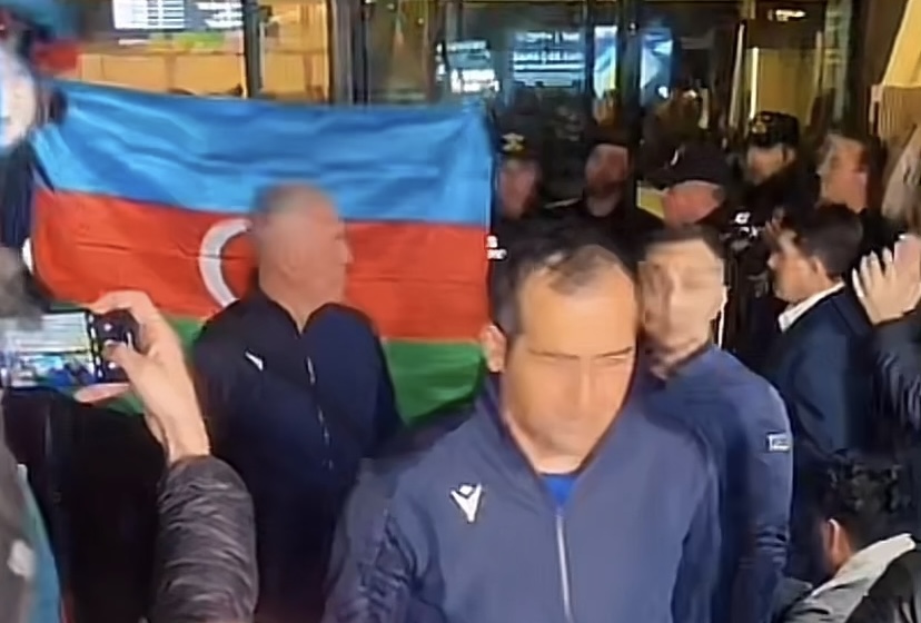 İrəvandan qayıdan millimiz Bakıda belə qarşılandı - VİDEO