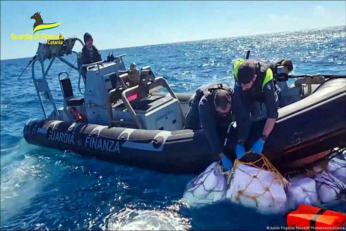 İtaliya polisi dənizdən 2 ton kokain tapıb