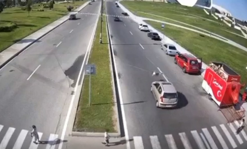 Bakıda dəhşətli qəza: Yolu keçən uşağı maşın vurdu - ANBAAN VİDEO