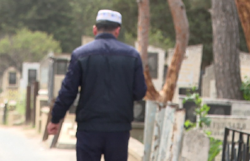 Bakıda "molla" oxuduğu duanı yarımçıq kəsib qaçdı -VİDEO