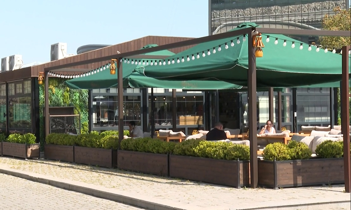 Bulvarda atraksionları söküb kafe və restoran tikdilər -VİDEO