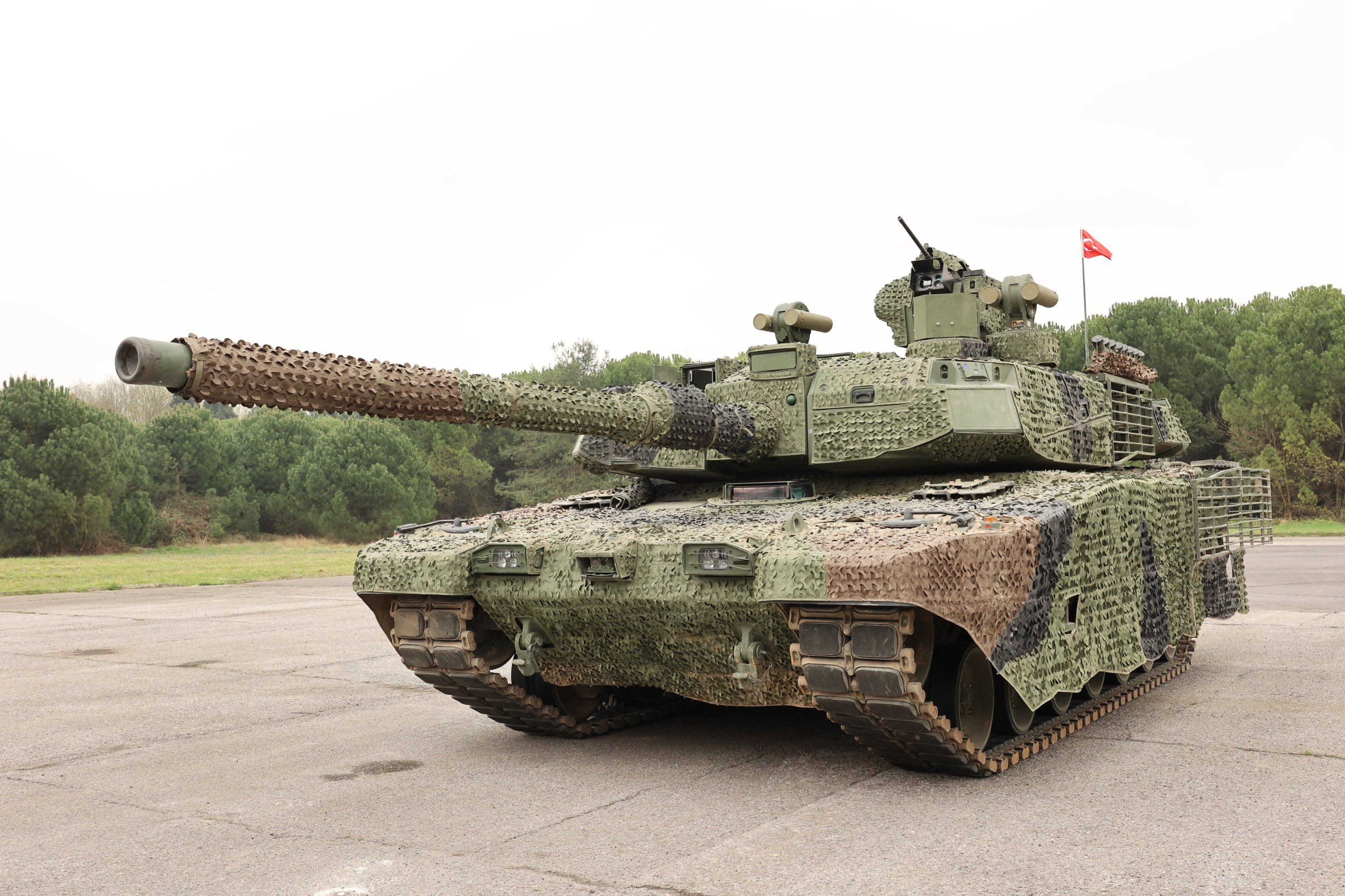 Türkiyənin ilk milli “Altay” tankları sınaq üçün silahlı qüvvələrə təhvil verildi