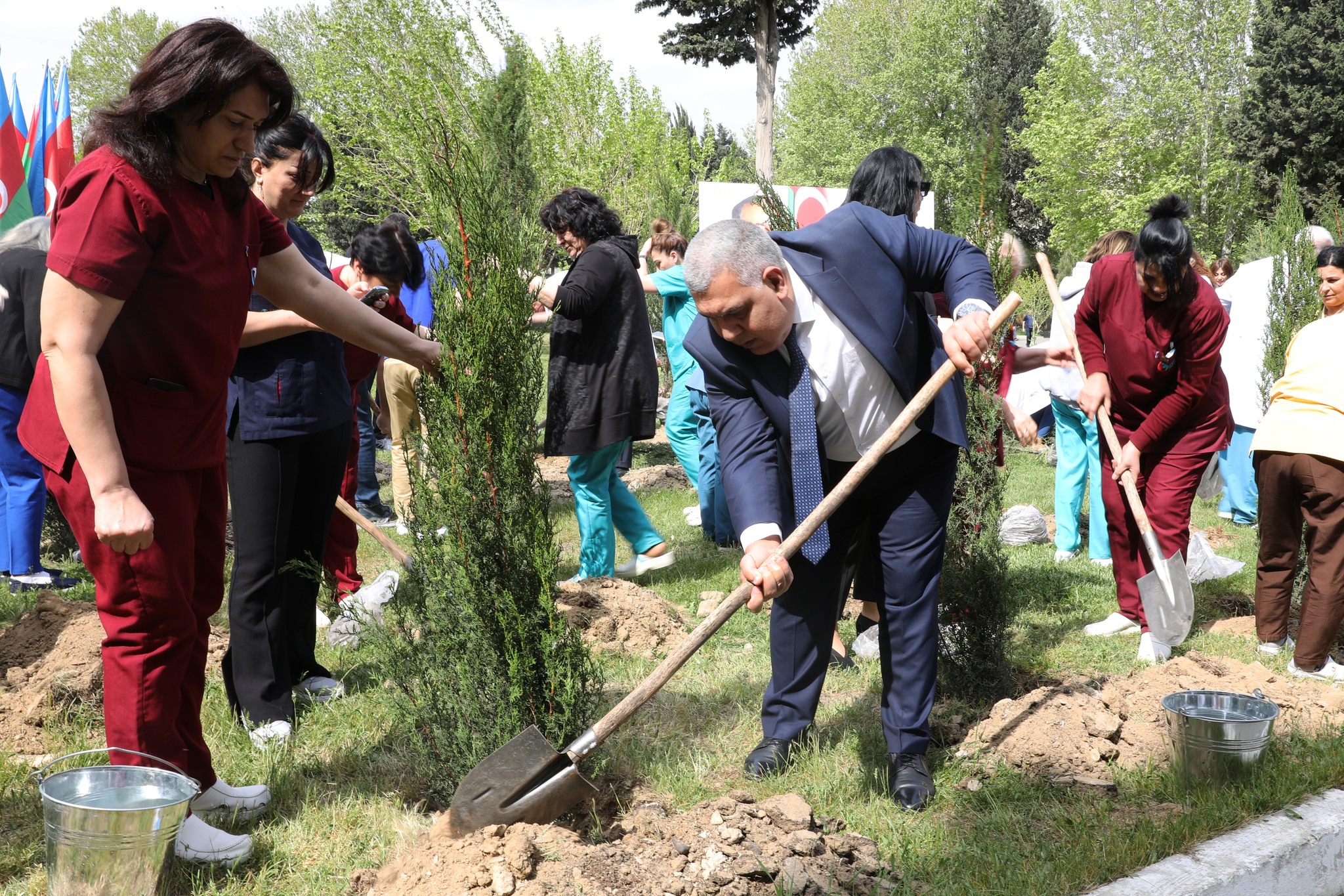 “Heydər Əliyevin 100 illiyinə 100 ağac” devizi ilə ağacəkmə aksiyası keçirilib - FOTOLAR