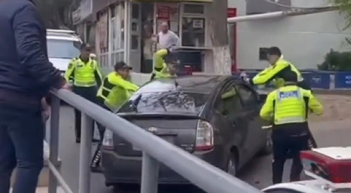 Bakıda sürücü "Prius"u polislərin üstünə sürdü, maşınları əzdi - VİDEO