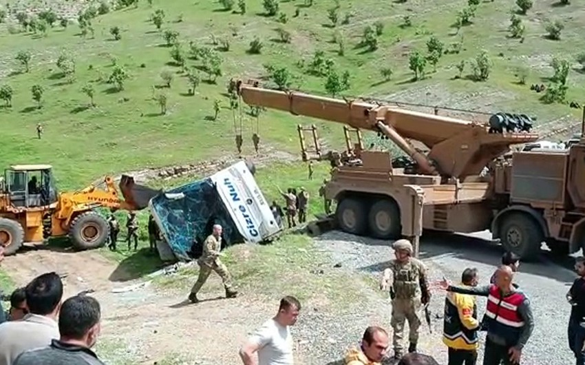 Türkiyədə hərbçiləri daşıyan avtobus aşıb, 2 nəfər ölüb, 45 nəfər yaralanıb