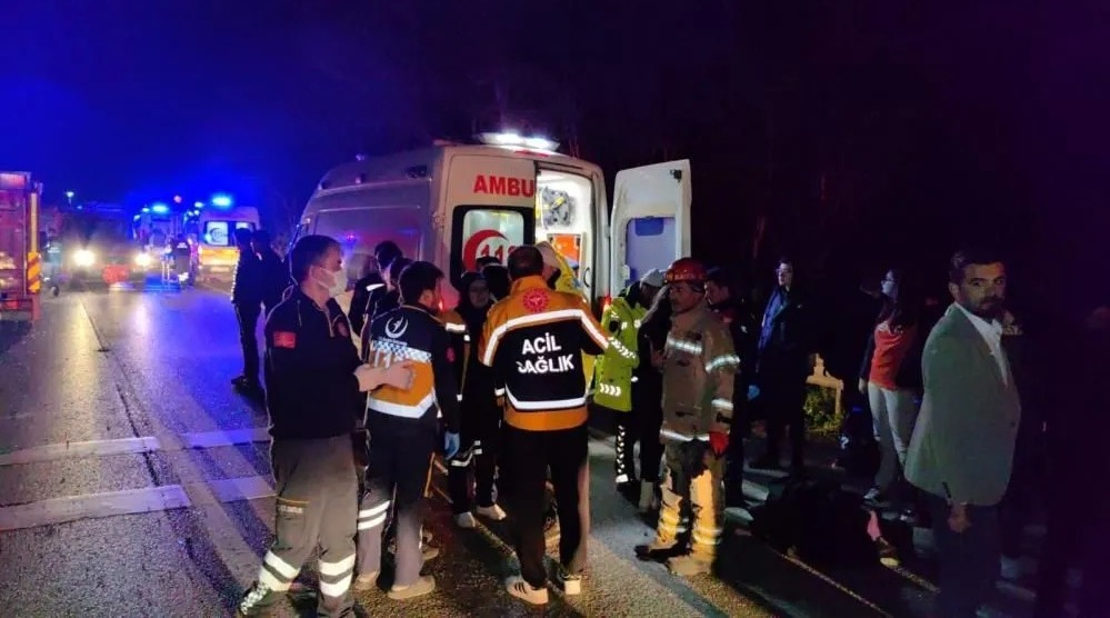Tələbələri daşıyan tur avtobusu aşdı: 3 nəfər öldü, 44 nəfər yaralandı