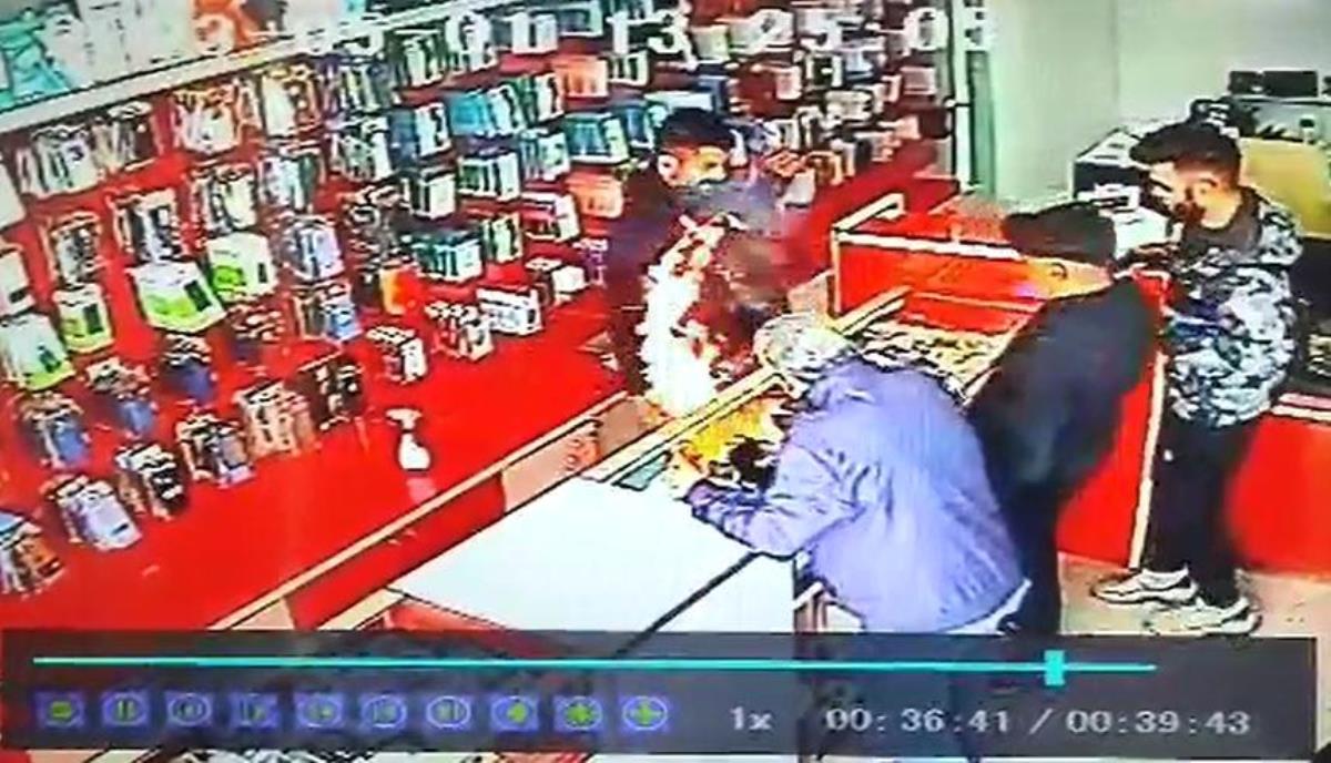Telefonun batareyasının partlama anı kameraya əks olundu – VİDEO
