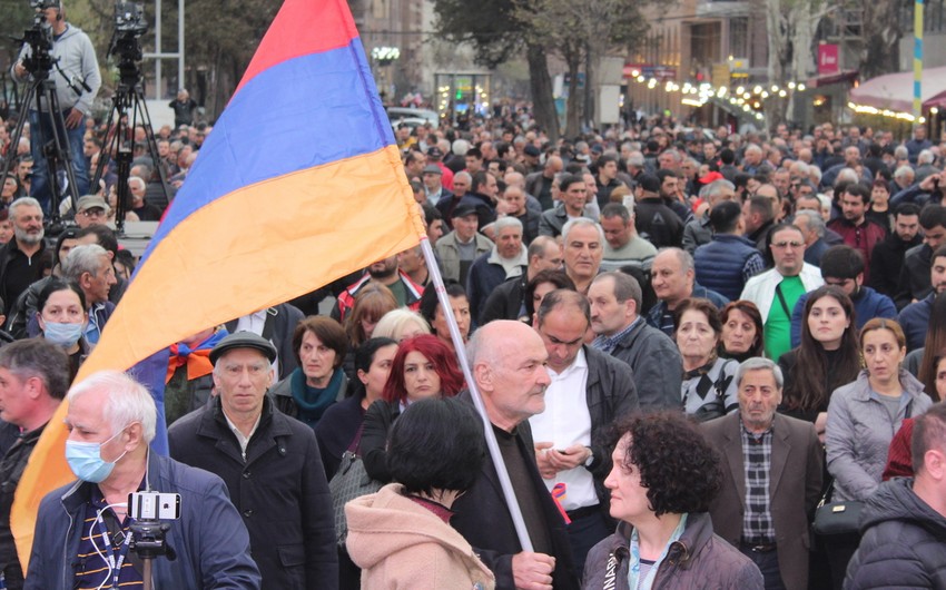 Ermənistanda İkinci Qarabağ müharibəsi iştirakçılarının yaxınları aksiya keçirir, saxlanılan var