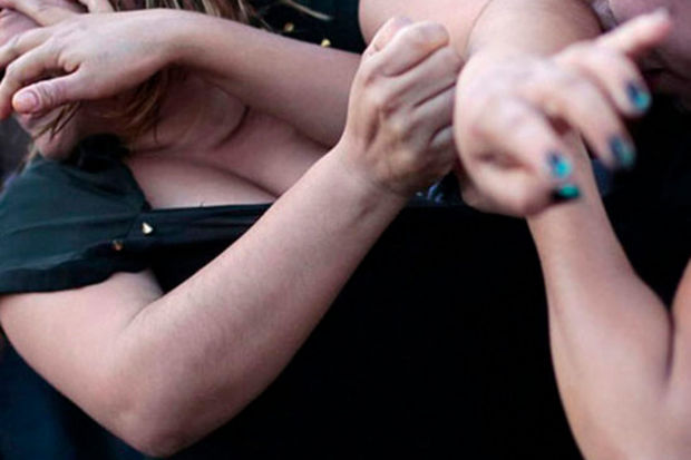 Azərbaycanda gəlin qayınanasını ağac parçası ilə döydü