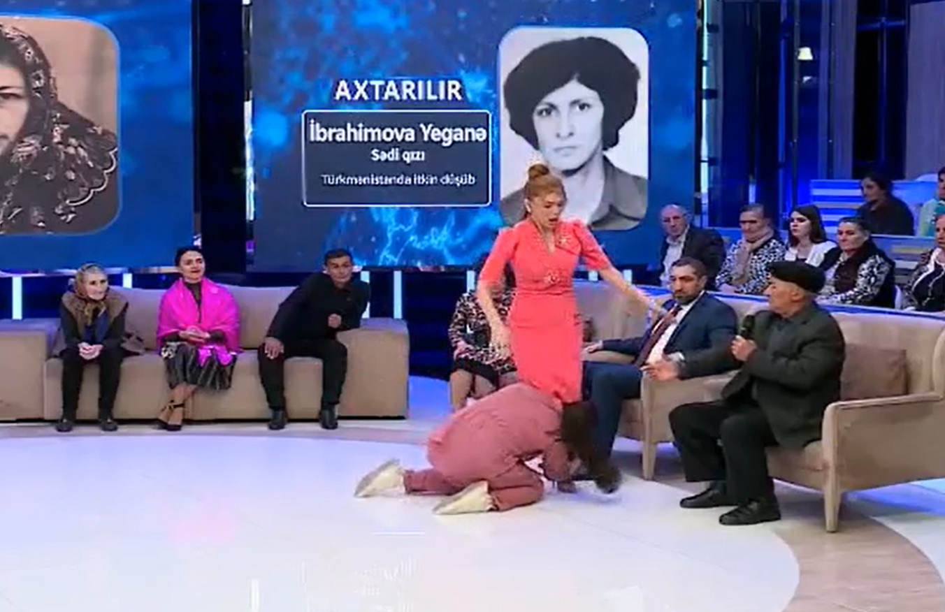 Qadın efirdə Xoşqədəmin ayağından öpdü - VİDEO