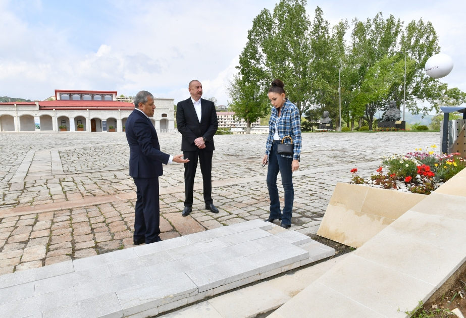 İlham Əliyev və Mehriban Əliyeva Şuşada Xüsusi nümayəndəliyin binasının önündə görüləcək işlərlə tanış olublar