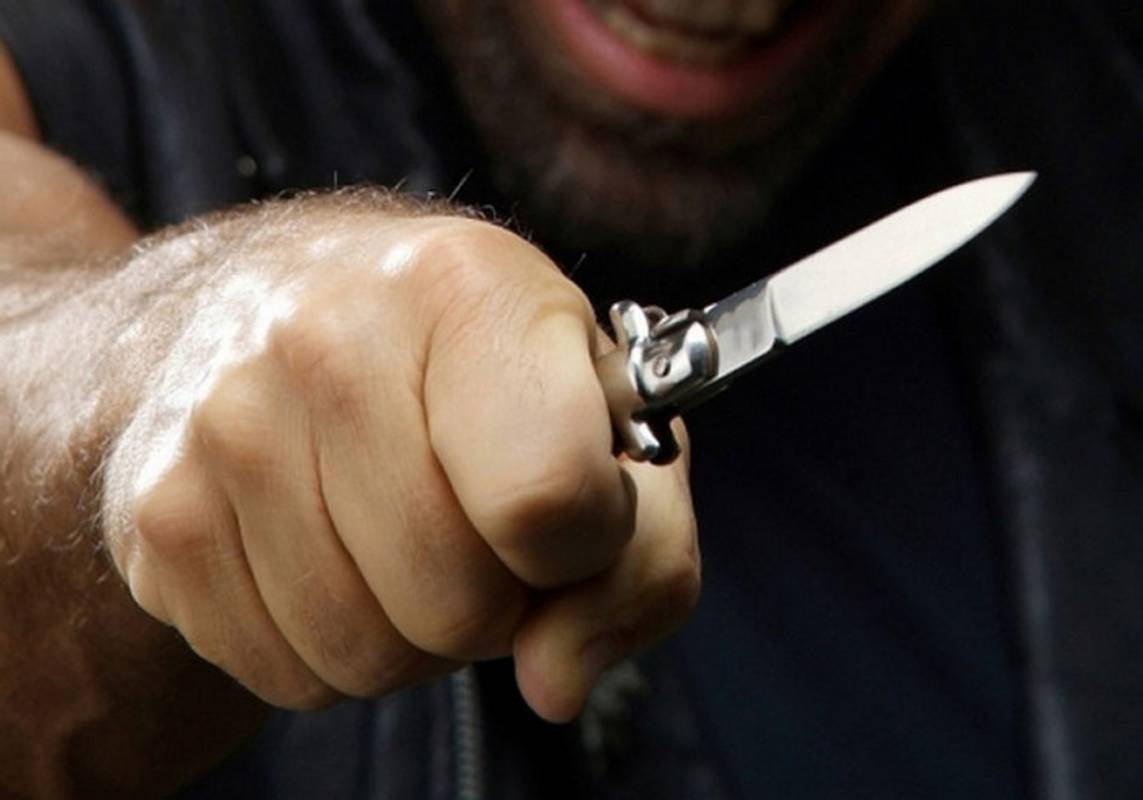 Polis postunda insident - Bıçaqlı şəxs özünü doğramaq istədi
