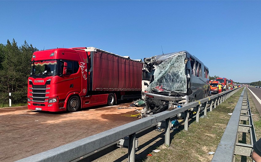 Zambiyada avtobus və yük maşını toqquşub, 20-dən çox adam ölüb