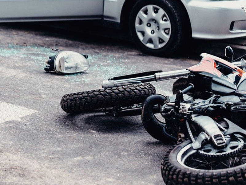 Bakıda avtomobillə moped toqquşdu - Ölən var