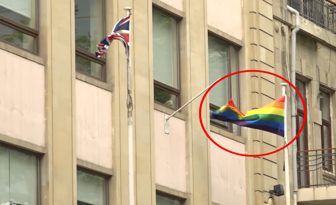 Paytaxt sakinləri heyrətdə: “Landmark Hotel Baku”nun qarşısında LGBT bayrağı ucaldıldı - FOTO